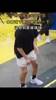 一旁的库里笑开了花，拿着球下意识的运了一下，没想到...