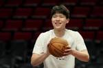 美媒体人：杨瀚森在开拓者顶多成为合格替补 打不好或成生涯污点